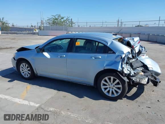 2013 Chrysler 200 Touring z VIN 1C3CCBBB3DN588813, wystawiony jako IAAI lot #42895465 z przebiegiem 205 459 mil mil oraz . Historia ofert i sprzedaży dostępna na DreamBid. Obrazek 14.