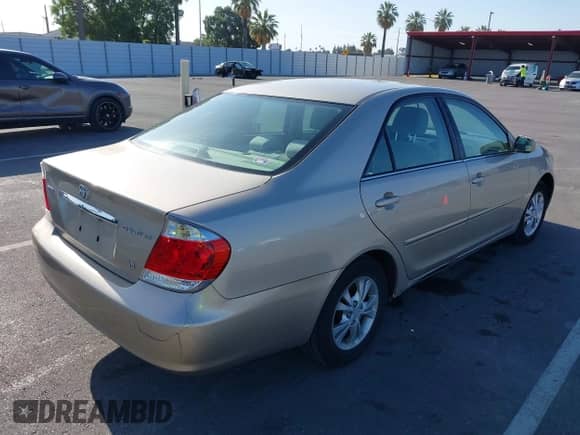 2005 Toyota Camry LE с VIN 4T1BF32K45U090062, выставлен на аукционе IAAI как лот 42405197 с пробегом 85 388 миль миль и . История ставок и продаж доступна на DreamBid. Изображение 4.