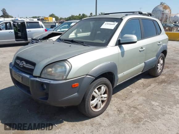 2008 Hyundai Tucson SE with VIN KM8JN12D98U903579, listed as a IAAI auction lot 43090685 with 144,572 mi miles and . Bid and sale history available at DreamBid. Image 2.