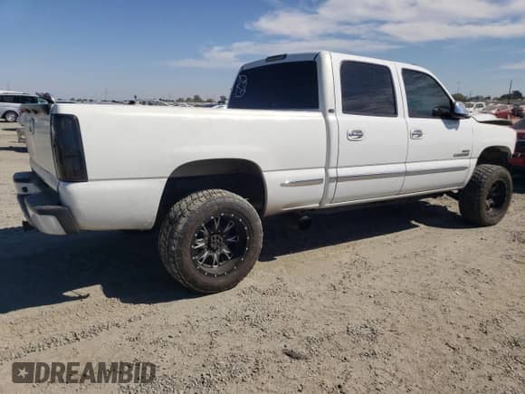 2002 Chevrolet Silverado 2500HD LS z VIN 1GCHK231X2F244008, wystawiony jako Copart lot #80737645 z przebiegiem 333 444 mil mil oraz Szkoda całkowita • Salvage title. Historia ofert i sprzedaży dostępna na DreamBid. Obrazek 3.