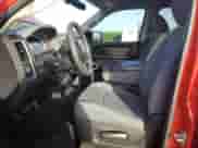 2019 Ram 1500 Express z VIN 1C6RR7KGXKS504537, wystawiony jako Copart lot #60721095 z przebiegiem 64 022 mil mil oraz Szkoda całkowita • Salvage title. Historia ofert i sprzedaży dostępna na DreamBid. Obrazek 7.