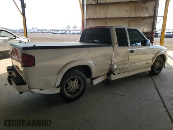 2001 Chevrolet S-10 LS Xtreme z VIN 1GCCS19W518120657, wystawiony jako Copart lot #70318315 z przebiegiem 85 609 mil mil oraz Szkoda całkowita • Salvage title. Historia ofert i sprzedaży dostępna na DreamBid. Obrazek 3.