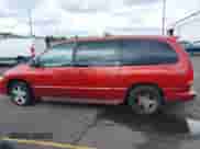 2000 Dodge Caravan ES z VIN 1B4GP74L5YB705834, wystawiony jako IAAI lot #42253072 z przebiegiem 137 869 mil mil oraz . Historia ofert i sprzedaży dostępna na DreamBid. Obrazek 14.