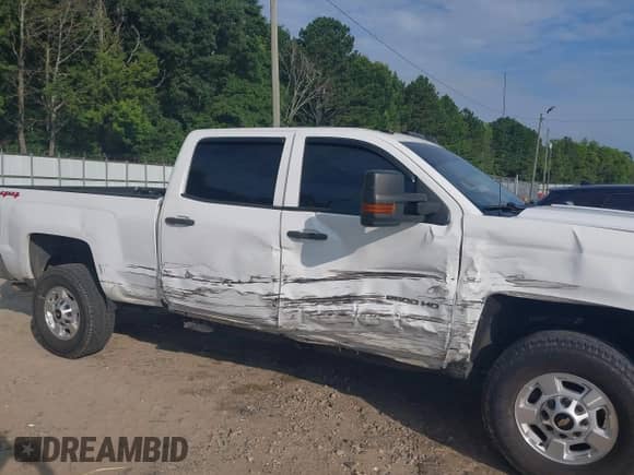 2016 Chevrolet Silverado 2500HD Work Truck z VIN 1GC1KUEG4GF265233, wystawiony jako IAAI lot #42579712 z przebiegiem 142 671 mil mil oraz . Historia ofert i sprzedaży dostępna na DreamBid. Obrazek 6.