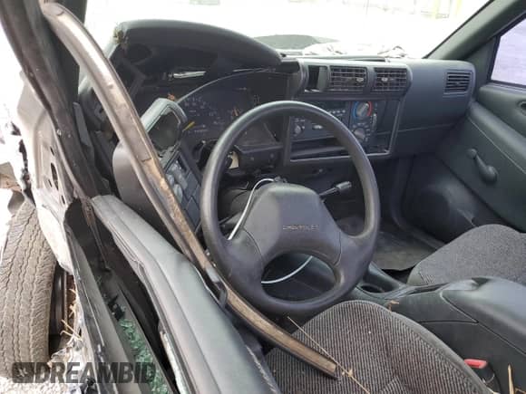 1994 Chevrolet S-10 z VIN 1GCCS14Z4RK113828, wystawiony jako Copart lot #50020174 z przebiegiem 106 825 mil mil oraz Szkoda całkowita • Salvage title. Historia ofert i sprzedaży dostępna na DreamBid. Obrazek 8.