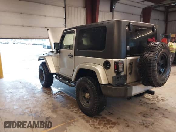 2009 Jeep Wrangler Sahara z VIN 1J4FA54159L747557, wystawiony jako IAAI lot #43387452 z przebiegiem 141 100 mil mil oraz . Historia ofert i sprzedaży dostępna na DreamBid. Obrazek 3.