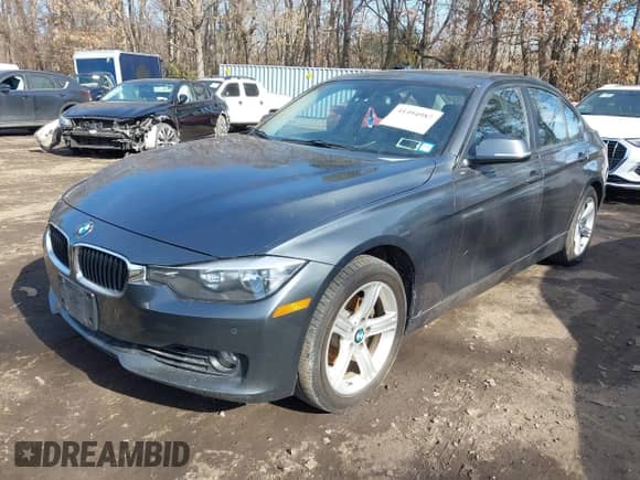 2013 BMW 3 Series 328i xDrive z VIN WBA3B3G58DNR79587, wystawiony jako IAAI lot #41494987 z przebiegiem 115 336 mil mil oraz . Historia ofert i sprzedaży dostępna na DreamBid. Obrazek 6.