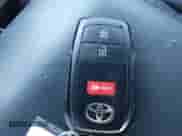 2025 Toyota Tacoma SR5 z VIN 3TMKB5FN4SM025034, wystawiony jako IAAI lot #43362553 z przebiegiem 16 757 mil mil oraz . Historia ofert i sprzedaży dostępna na DreamBid. Obrazek 11.