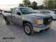 2007 GMC Sierra 1500 Work Truck z VIN 1GTEC14XX7Z615462, wystawiony jako Copart lot #81024545 z przebiegiem 201 148 mil mil oraz Czysty tytuł • Clean title. Historia ofert i sprzedaży dostępna na DreamBid. Obrazek 4.