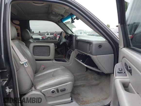 2005 Chevrolet Tahoe Z71 with VIN 1GNEK13T85R199417, listed as a IAAI auction lot 43228579 with 326,516 mi miles and . Bid and sale history available at DreamBid. Image 5.