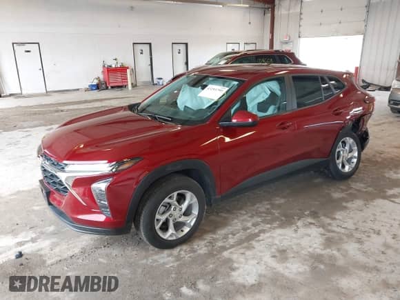 2024 Chevrolet Trax LS z VIN KL77LFE22RC043699, wystawiony jako IAAI lot #43293790 z przebiegiem 24 803 mil mil oraz . Historia ofert i sprzedaży dostępna na DreamBid. Obrazek 2.