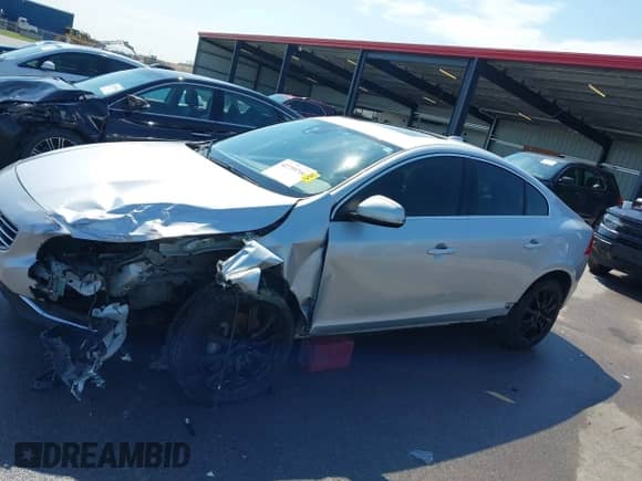 2016 Volvo S60 T5 Premier с VIN YV1612TKXG2401242, выставлен на аукционе IAAI как лот 42759766 с пробегом 98 822 миль миль и . История ставок и продаж доступна на DreamBid. Изображение 15.