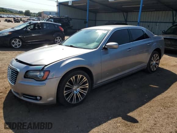 2013 Chrysler 300 S z VIN 2C3CCABG8DH743175, wystawiony jako Copart lot #69150755 z przebiegiem 164 524 mil mil oraz Szkoda całkowita • Salvage title. Historia ofert i sprzedaży dostępna na DreamBid. Obrazek 1.