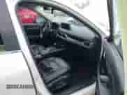 2023 Mazda CX-5 S Carbon Edition z VIN JM3KFBCM8P0187510, wystawiony jako IAAI lot #42628848 z przebiegiem 42 972 mil mil oraz . Historia ofert i sprzedaży dostępna na DreamBid. Obrazek 5.