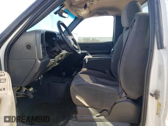 2007 Chevrolet Silverado 1500 Work Truck z VIN 1GCEK14V77E149501, wystawiony jako Copart lot #69477424 z przebiegiem 215 971 mil mil oraz Szkoda całkowita • Salvage title. Historia ofert i sprzedaży dostępna na DreamBid. Obrazek 7.