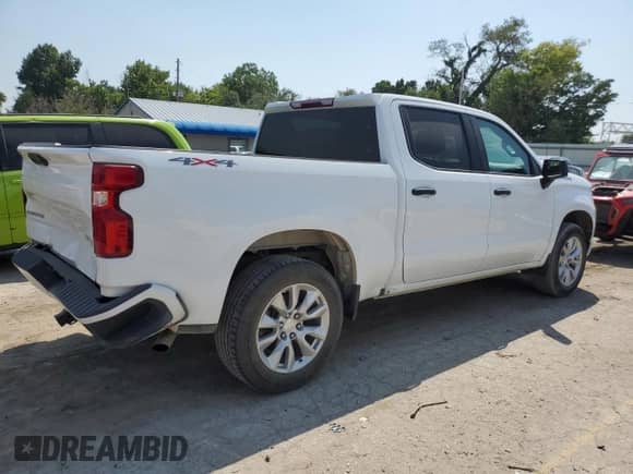 2022 Chevrolet Silverado 1500 Custom z VIN 1GCPDBEK9NZ587407, wystawiony jako Copart lot #66097605 z przebiegiem 81 655 mil mil oraz Szkoda całkowita • Salvage title. Historia ofert i sprzedaży dostępna na DreamBid. Obrazek 3.