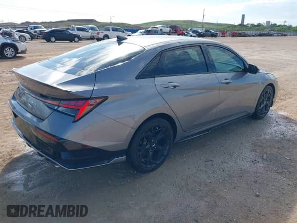 2024 Hyundai Elantra N Line z VIN KMHLR4DF4RU822245, wystawiony jako IAAI lot #42729077 z przebiegiem 4 031 mil mil oraz . Historia ofert i sprzedaży dostępna na DreamBid. Obrazek 4.