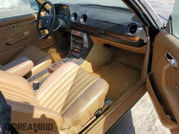 1985 Mercedes-Benz 300 z VIN WDBAB53A2FA239194, wystawiony jako Copart lot #59766025 z przebiegiem 178 214 mil mil oraz Czysty tytuł • Clean title. Historia ofert i sprzedaży dostępna na DreamBid. Obrazek 8.