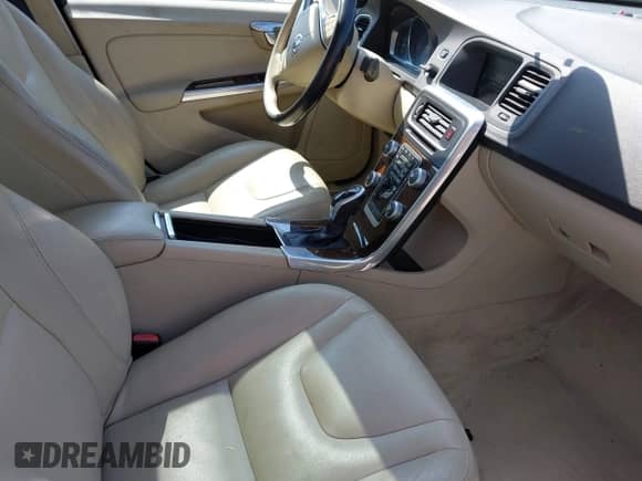 2016 Volvo S60 T5 Drive-E Premier z VIN YV126MFK4G2399463, wystawiony jako IAAI lot #42568556 z przebiegiem 94 972 mil mil oraz . Historia ofert i sprzedaży dostępna na DreamBid. Obrazek 5.