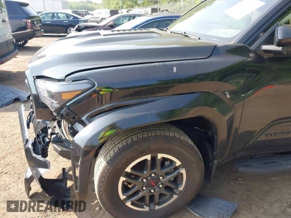 2024 Toyota Tacoma SR5 z VIN 3TMLB5JNXRM054348, wystawiony jako IAAI lot #42437739 z przebiegiem 11 274 mil mil oraz . Historia ofert i sprzedaży dostępna na DreamBid. Obrazek 6.