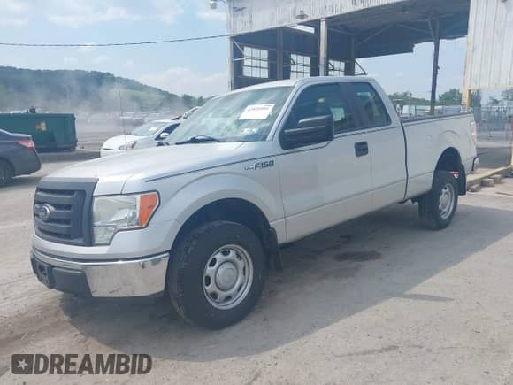 2010 Ford F-150 XL z VIN 1FTEX1EW7AFA93361, wystawiony jako IAAI lot #42425591 z przebiegiem 84 104 mil mil oraz . Historia ofert i sprzedaży dostępna na DreamBid. Obrazek 17.