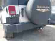 2007 Jeep Wrangler Unlimited Sahara z VIN 1J4GA59167L195254, wystawiony jako IAAI lot #41945934 z przebiegiem 252 496 mil mil oraz . Historia ofert i sprzedaży dostępna na DreamBid. Obrazek 6.