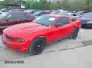2010 Ford Mustang V6 z VIN 1ZVBP8AN6A5136499, wystawiony jako IAAI lot #41934180 z przebiegiem 107 203 mil mil oraz . Historia ofert i sprzedaży dostępna na DreamBid. Obrazek 2.