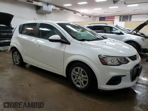 2018 Chevrolet Sonic LT z VIN 1G1JG6SHXJ4111731, wystawiony jako Copart lot #67403825 z przebiegiem 122 604 mil mil oraz Czysty tytuł • Clean title. Historia ofert i sprzedaży dostępna na DreamBid. Obrazek 4.