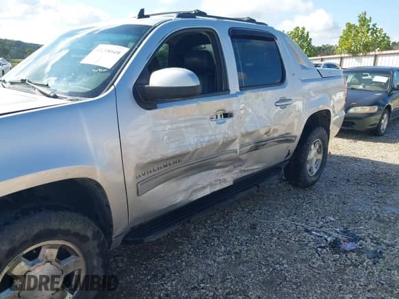 2011 Chevrolet Avalanche LT z VIN 3GNTKFE32BG246678, wystawiony jako IAAI lot #43288049 z przebiegiem 180 019 mil mil oraz . Historia ofert i sprzedaży dostępna na DreamBid. Obrazek 6.