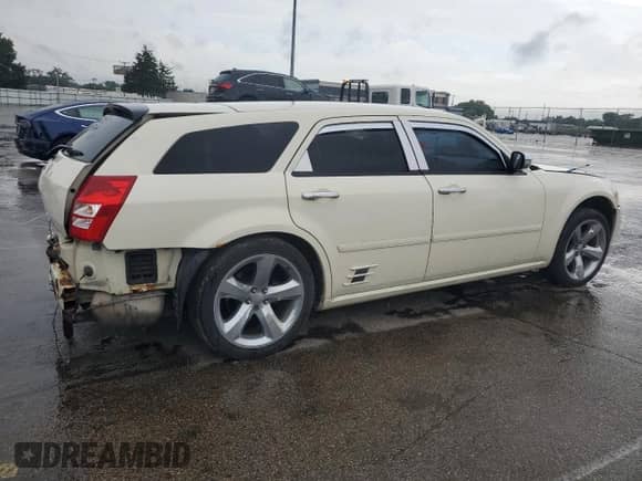 2005 Dodge Magnum SE with VIN 2D4FV48T85H669043, listed as a Copart auction lot 69935015 with 209,181 mi miles and Salvage title. Bid and sale history available at DreamBid. Image 3.