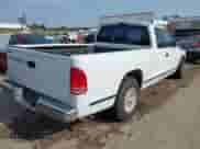 1999 Dodge Dakota SLT z VIN 1B7GL22Y9XS164138, wystawiony jako IAAI lot #42780217 z przebiegiem 132 946 mil mil oraz . Historia ofert i sprzedaży dostępna na DreamBid. Obrazek 4.