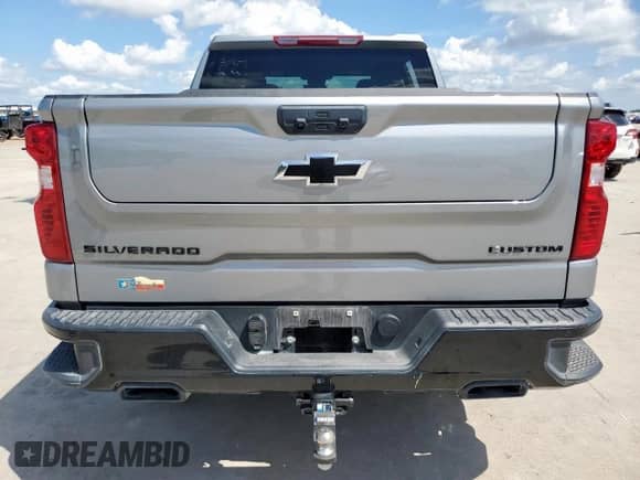 2024 Chevrolet Silverado 1500 Custom Trail Boss z VIN 3GCUDCE88RG346358, wystawiony jako Copart lot #62258825 z przebiegiem Nie podano mil oraz Szkoda całkowita • Salvage title. Historia ofert i sprzedaży dostępna na DreamBid. Obrazek 6.