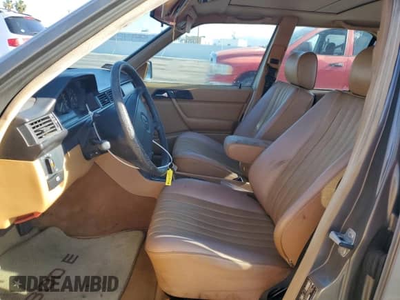 1987 Mercedes-Benz 300 E z VIN WDBEA30D6HA316823, wystawiony jako Copart lot #56622375 z przebiegiem 155 910 mil mil oraz Czysty tytuł • Clean title. Historia ofert i sprzedaży dostępna na DreamBid. Obrazek 7.