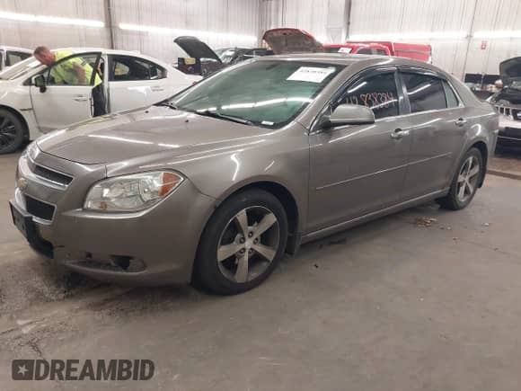 2012 Chevrolet Malibu 1LT z VIN 1G1ZC5E06CF218586, wystawiony jako IAAI lot #42838384 z przebiegiem 183 069 mil mil oraz . Historia ofert i sprzedaży dostępna na DreamBid. Obrazek 2.