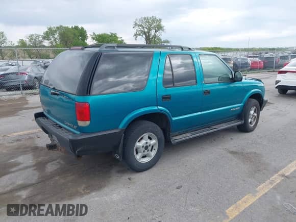 1996 Chevrolet Blazer z VIN 1GNDT13W7T2110686, wystawiony jako IAAI lot #42061419 z przebiegiem 160 059 mil mil oraz . Historia ofert i sprzedaży dostępna na DreamBid. Obrazek 4.