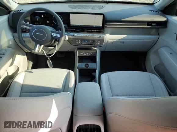 2025 Hyundai Kona SEL Convenience z VIN KM8HC3AB2SU222607, wystawiony jako Copart lot #64333195 z przebiegiem 5 843 mil mil oraz Szkoda całkowita • Salvage title. Historia ofert i sprzedaży dostępna na DreamBid. Obrazek 8.