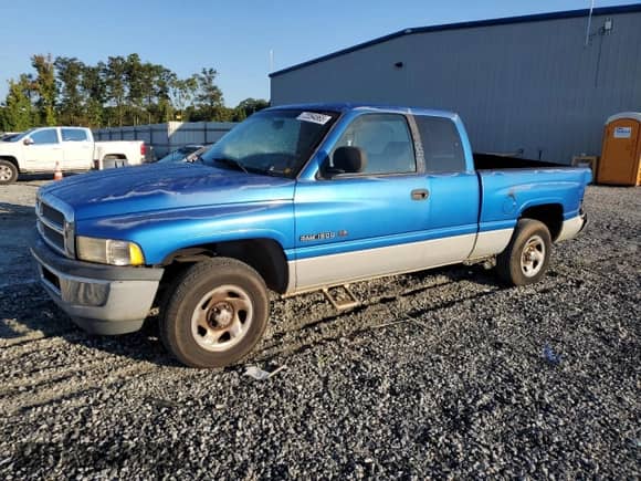 2000 Dodge 1500 z VIN 3B7HC12Z9YG128045, wystawiony jako Copart lot #72094865 z przebiegiem 136 887 mil mil oraz Szkoda całkowita • Salvage title. Historia ofert i sprzedaży dostępna na DreamBid. Obrazek 1.