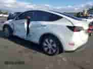 2020 Tesla Model Y Long Range z VIN 5YJYGDEE8LF035241, wystawiony jako Copart lot #85201715 z przebiegiem 60 134 mil mil oraz Szkoda całkowita • Salvage title. Historia ofert i sprzedaży dostępna na DreamBid. Obrazek 2.