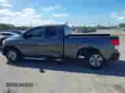 2012 Toyota Tundra z VIN 5TFRU5F19CX026861, wystawiony jako IAAI lot #41827542 z przebiegiem 135 428 mil mil oraz . Historia ofert i sprzedaży dostępna na DreamBid. Obrazek 14.