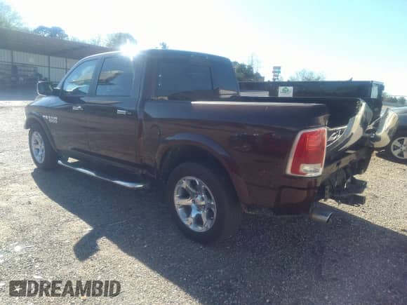 2015 Ram 1500 Laramie z VIN 1C6RR6NT5FS755037, wystawiony jako IAAI lot #41186422 z przebiegiem 128 774 mil mil oraz . Historia ofert i sprzedaży dostępna na DreamBid. Obrazek 3.