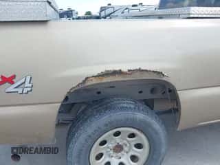 2006 Chevrolet Silverado 1500 Work Truck z VIN 1GCEK19V16E126450, wystawiony jako IAAI lot #43128725 z przebiegiem 142 969 mil mil oraz . Historia ofert i sprzedaży dostępna na DreamBid. Obrazek 6.