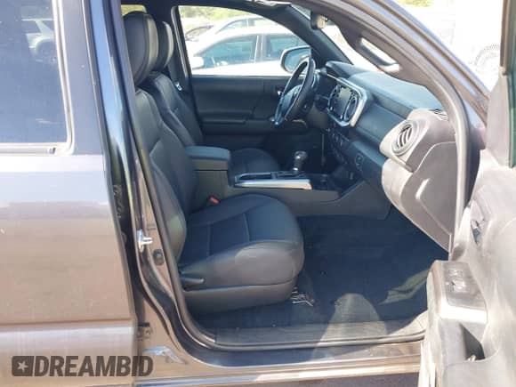 2023 Toyota Tacoma с VIN 3TYEZ5CN5PT036617, выставлен на аукционе IAAI как лот 43152992 с пробегом 14 985 миль миль и . История ставок и продаж доступна на DreamBid. Изображение 5.