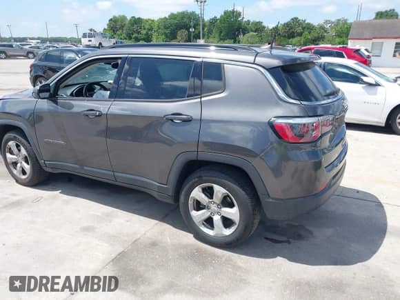 2020 Jeep Compass Latitude z VIN 3C4NJCBB3LT136018, wystawiony jako IAAI lot #41915073 z przebiegiem 80 785 mil mil oraz . Historia ofert i sprzedaży dostępna na DreamBid. Obrazek 3.