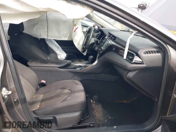 2020 Toyota Camry LE z VIN 4T1C11AK2LU999892, wystawiony jako IAAI lot #43225624 z przebiegiem Nie podano mil oraz . Historia ofert i sprzedaży dostępna na DreamBid. Obrazek 5.