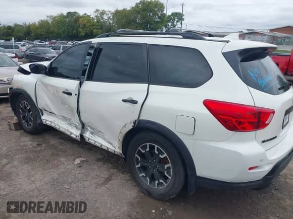 2019 Nissan Pathfinder S z VIN 5N1DR2MN2KC623545, wystawiony jako IAAI lot #43303123 z przebiegiem 122 660 mil mil oraz . Historia ofert i sprzedaży dostępna na DreamBid. Obrazek 3.