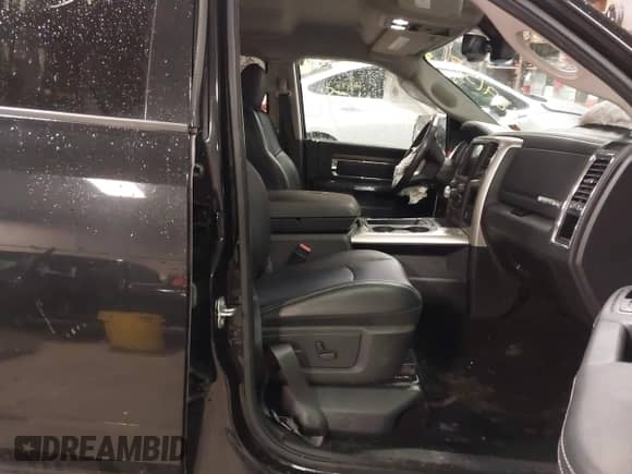 2017 Ram 1500 Laramie z VIN 1C6RR7NM6HS873681, wystawiony jako IAAI lot #41829158 z przebiegiem 85 825 mil mil oraz . Historia ofert i sprzedaży dostępna na DreamBid. Obrazek 5.