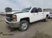 2015 Chevrolet Silverado 2500HD Work Truck z VIN 1GC1KUE81FF569806, wystawiony jako Copart lot #90887985 z przebiegiem 160 674 mil mil oraz Czysty tytuł • Clean title. Historia ofert i sprzedaży dostępna na DreamBid. Obrazek 1.