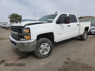 2015 Chevrolet Silverado 2500HD Work Truck z VIN 1GC1KUE81FF569806, wystawiony jako Copart lot #90887985 z przebiegiem 160 674 mil mil oraz Czysty tytuł • Clean title. Historia ofert i sprzedaży dostępna na DreamBid. Obrazek 1.