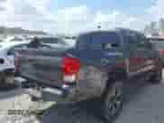 2017 Toyota Tacoma SR5 z VIN 5TFCZ5AN6HX082555, wystawiony jako IAAI lot #42716118 z przebiegiem 100 116 mil mil oraz . Historia ofert i sprzedaży dostępna na DreamBid. Obrazek 4.