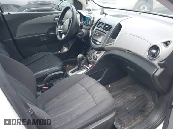 2013 Chevrolet Sonic LT с VIN 1G1JC6SH5D4219139, выставлен на аукционе IAAI как лот 41271259 с пробегом 120 442 миль миль и . История ставок и продаж доступна на DreamBid. Изображение 5.